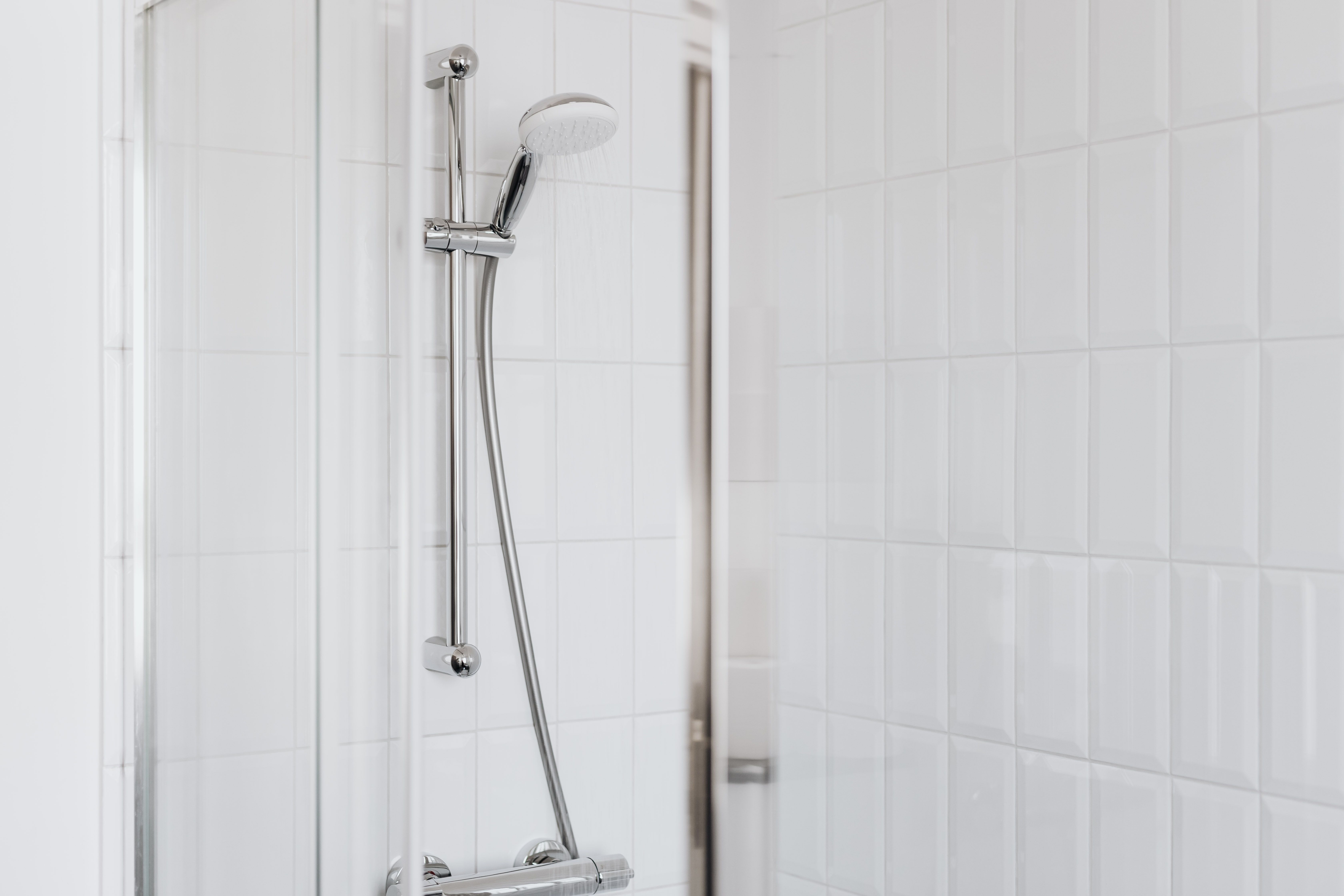 Aufputz-Duscharmatur mit laufendem Wasser, automatische Hygienespülung nach 72 Stunden