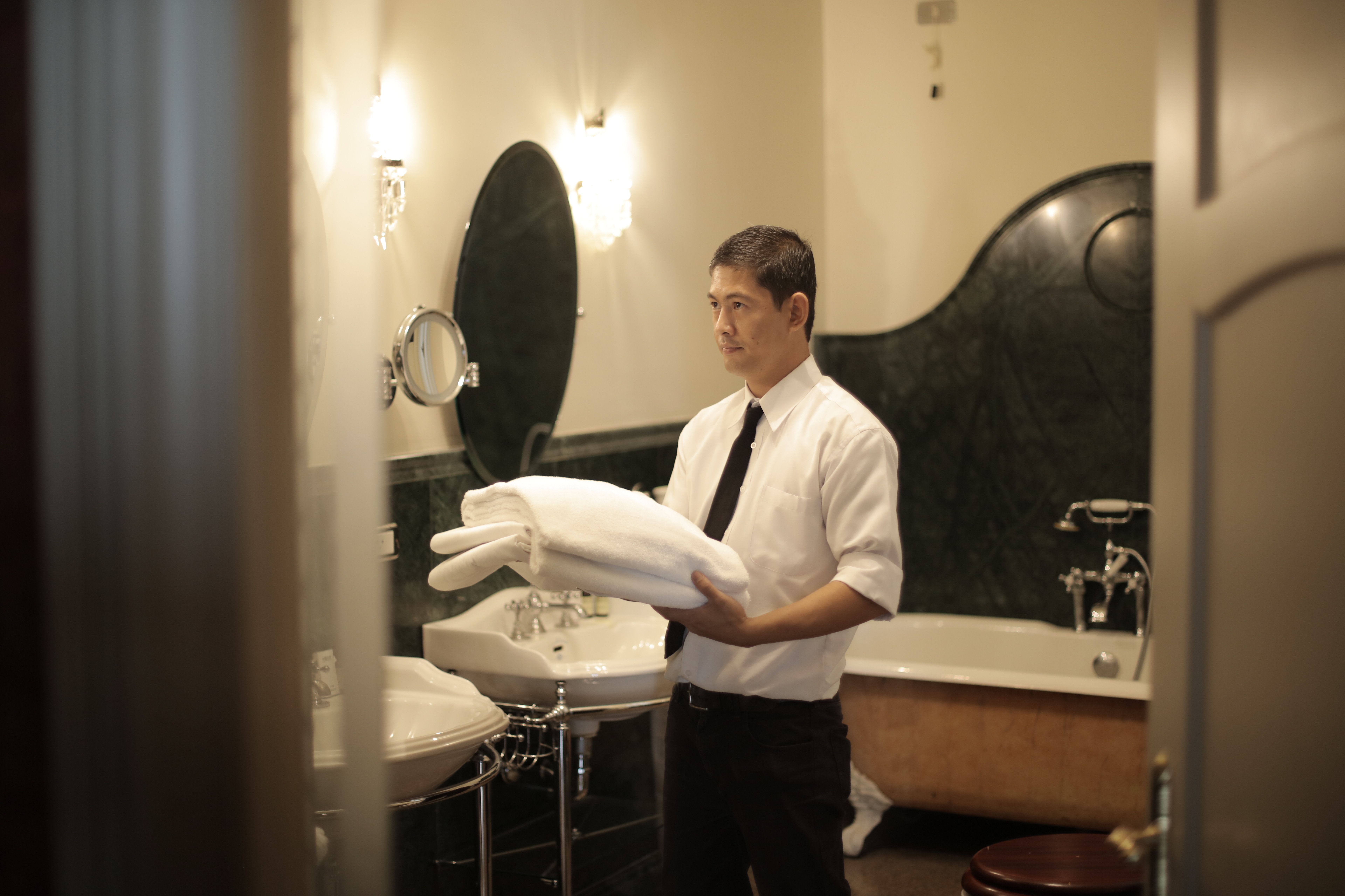 Modernes Hotelbad mit Dusche, in dem bei Leerstand das Wasser stagniert
