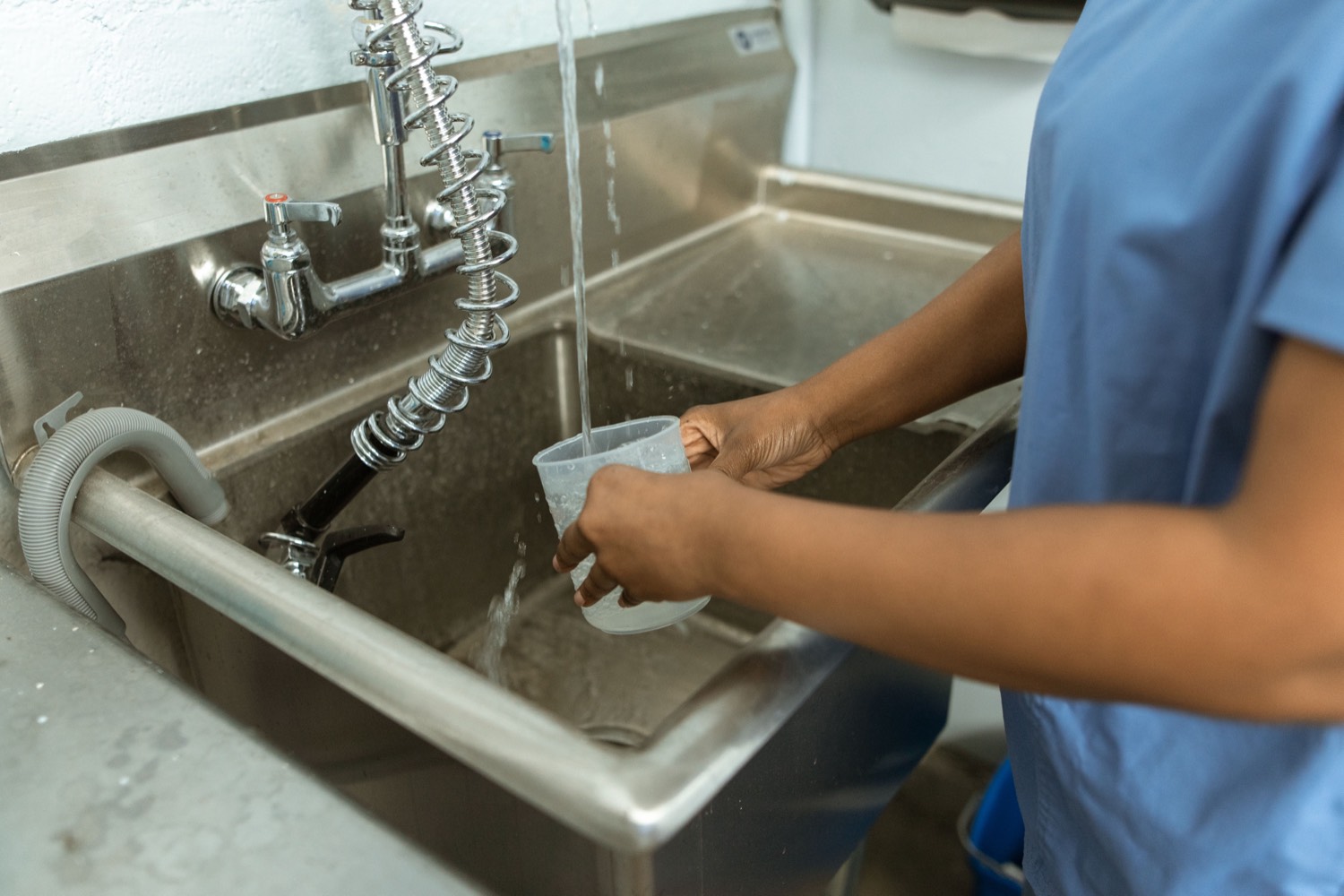 Wasserprobe an einer Stationsarmatur im Krankenhaus