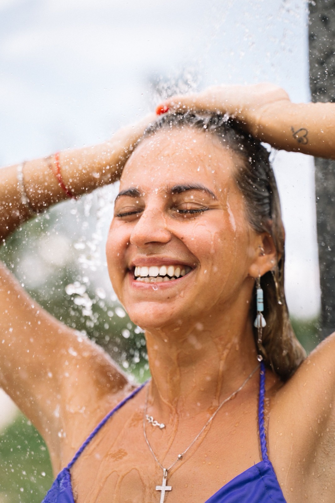 Wasser strömt aus einer Dusche, Sinnbild für den regelmäßigen Wasseraustausch, automatische Hygienespülung
